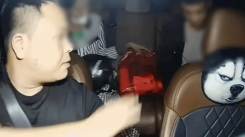 Chở mẹ con đi chạy thận về, hành động của tài xế taxi gây bất ngờ