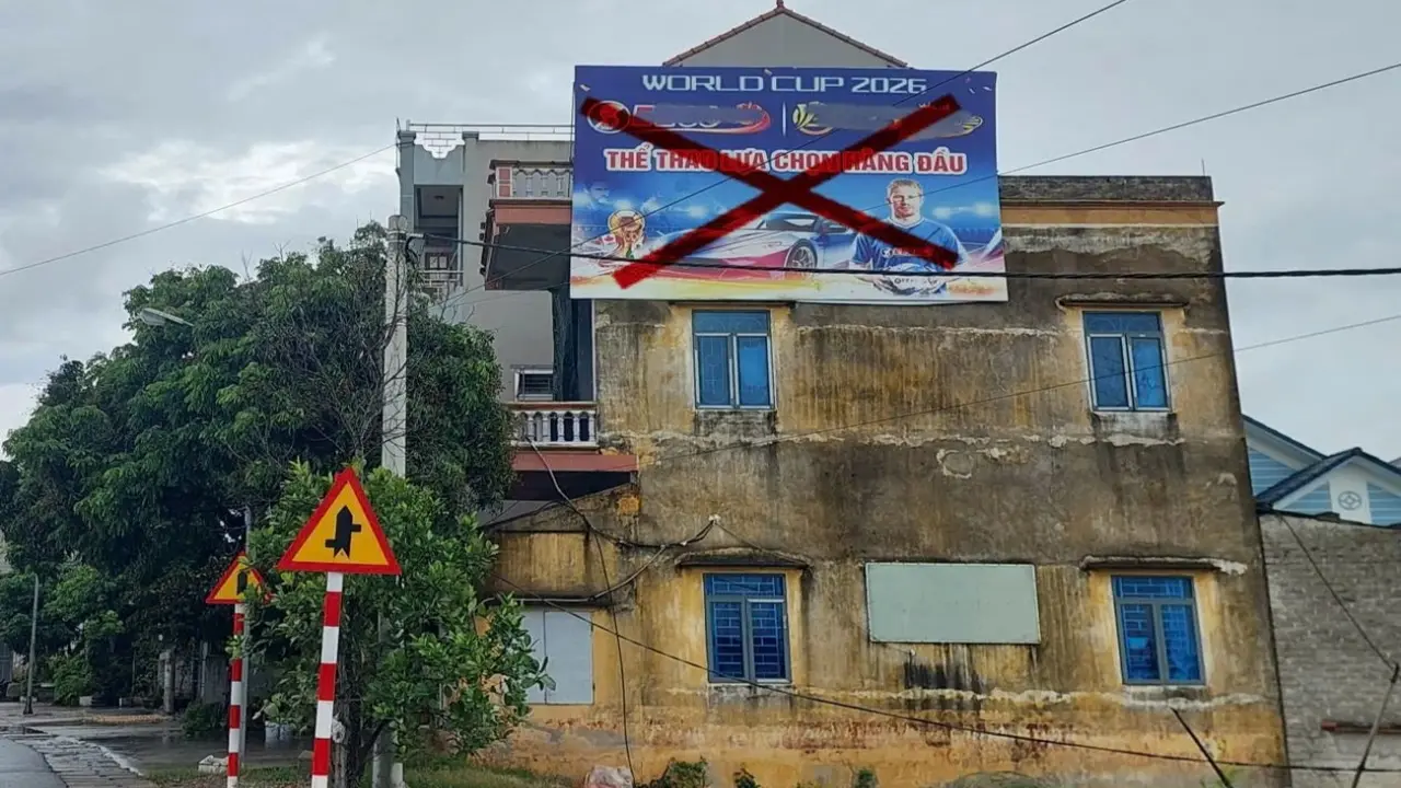Cho treo biển World Cup 2026, người đàn ông tiếp tay cho trang cá độ
