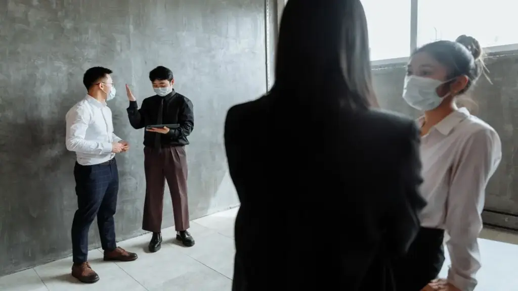 Chủ biệt thự ngã gãy tay vì lao xe vào tảng đá phong thủy
