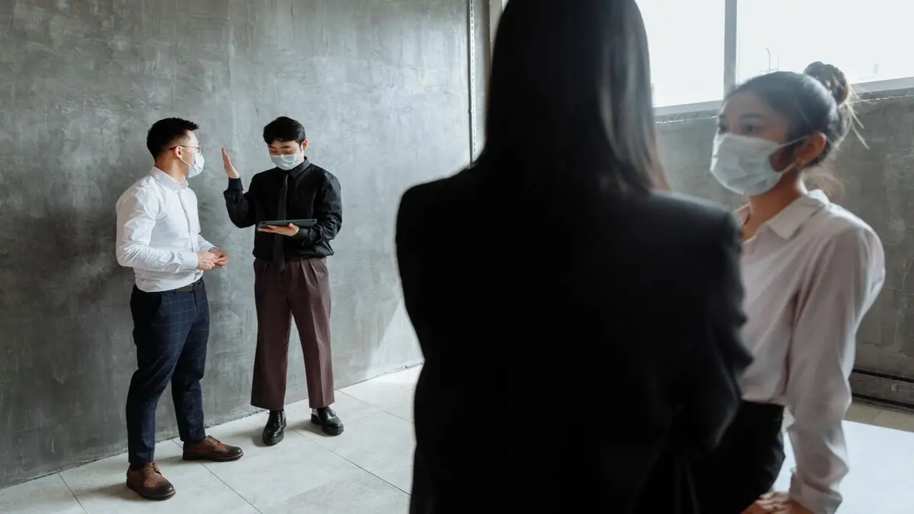 Chủ biệt thự ngã gãy tay vì lao xe vào tảng đá phong thủy