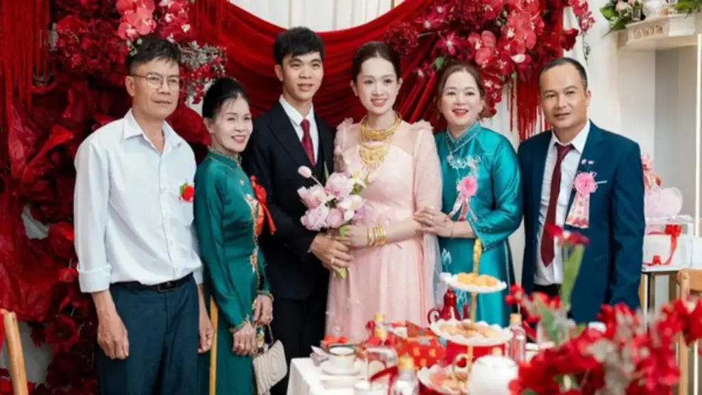 Chú rể dành dụm 5 năm mua vàng tặng cô dâu trong ngày hỏi cưới