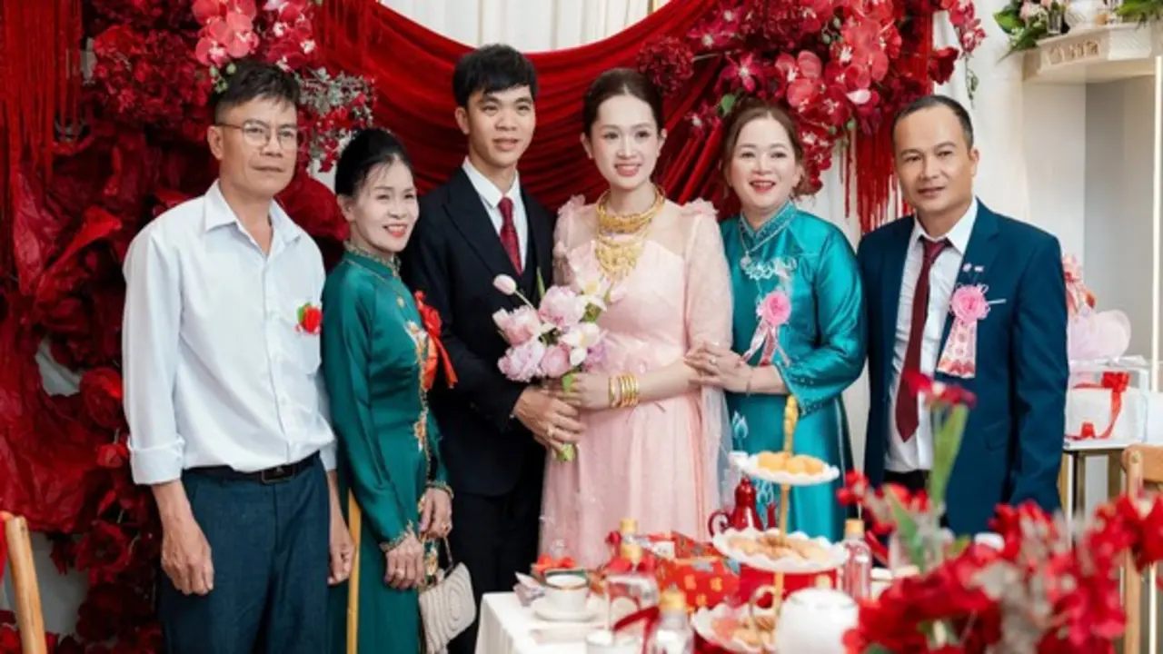 Chú rể dành dụm 5 năm mua vàng tặng cô dâu trong ngày hỏi cưới