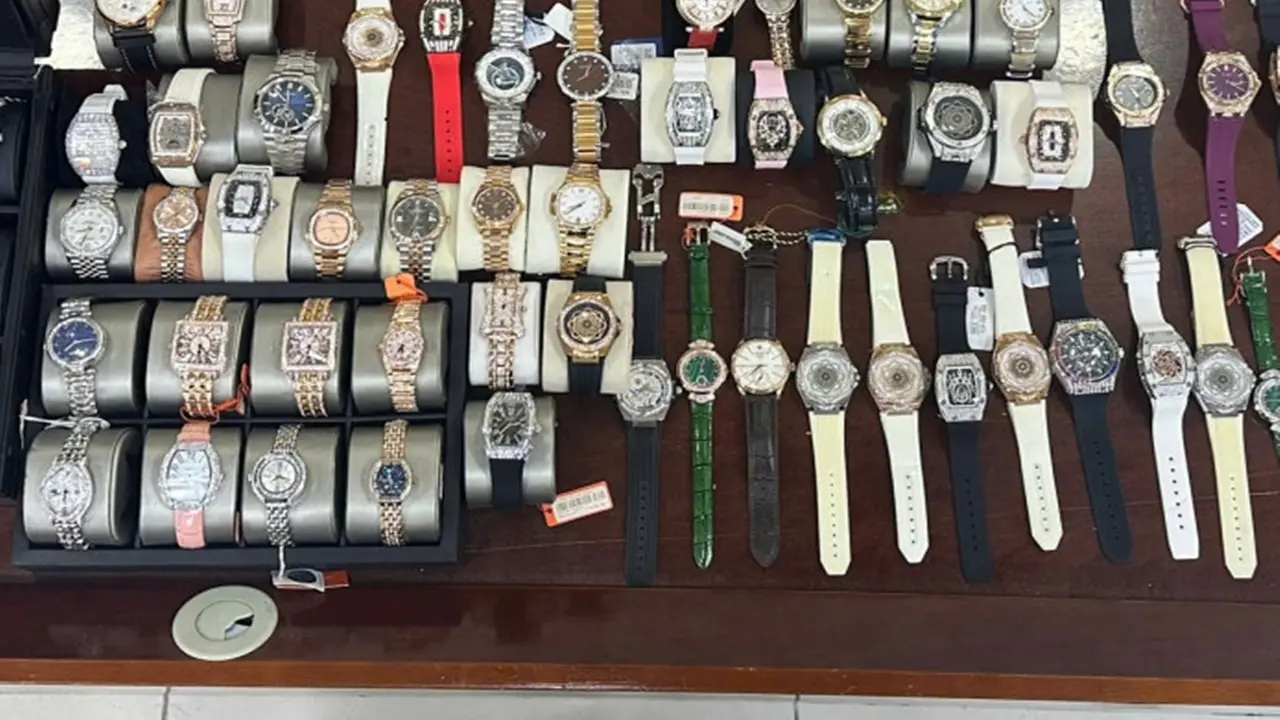 Chủ shop 'Luxury Watch' bị bắt vì bán gần 100 đồng hồ hàng hiệu giả