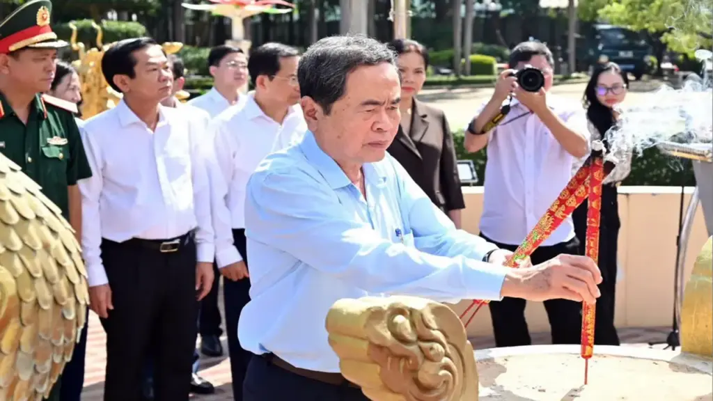 Chủ tịch Quốc hội Trần Thanh Mẫn dâng hương tưởng niệm Anh hùng liệt sĩ Võ Thị Sáu