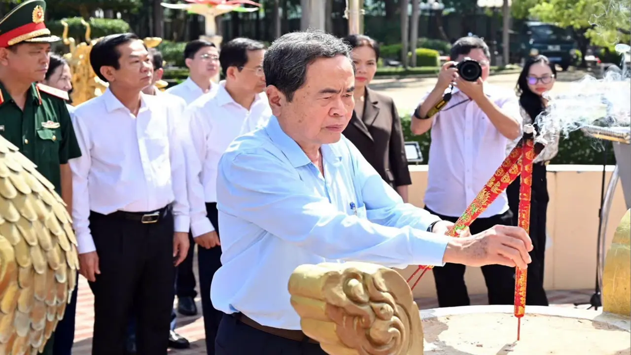 Chủ tịch Quốc hội Trần Thanh Mẫn dâng hương tưởng niệm Anh hùng liệt sĩ Võ Thị Sáu