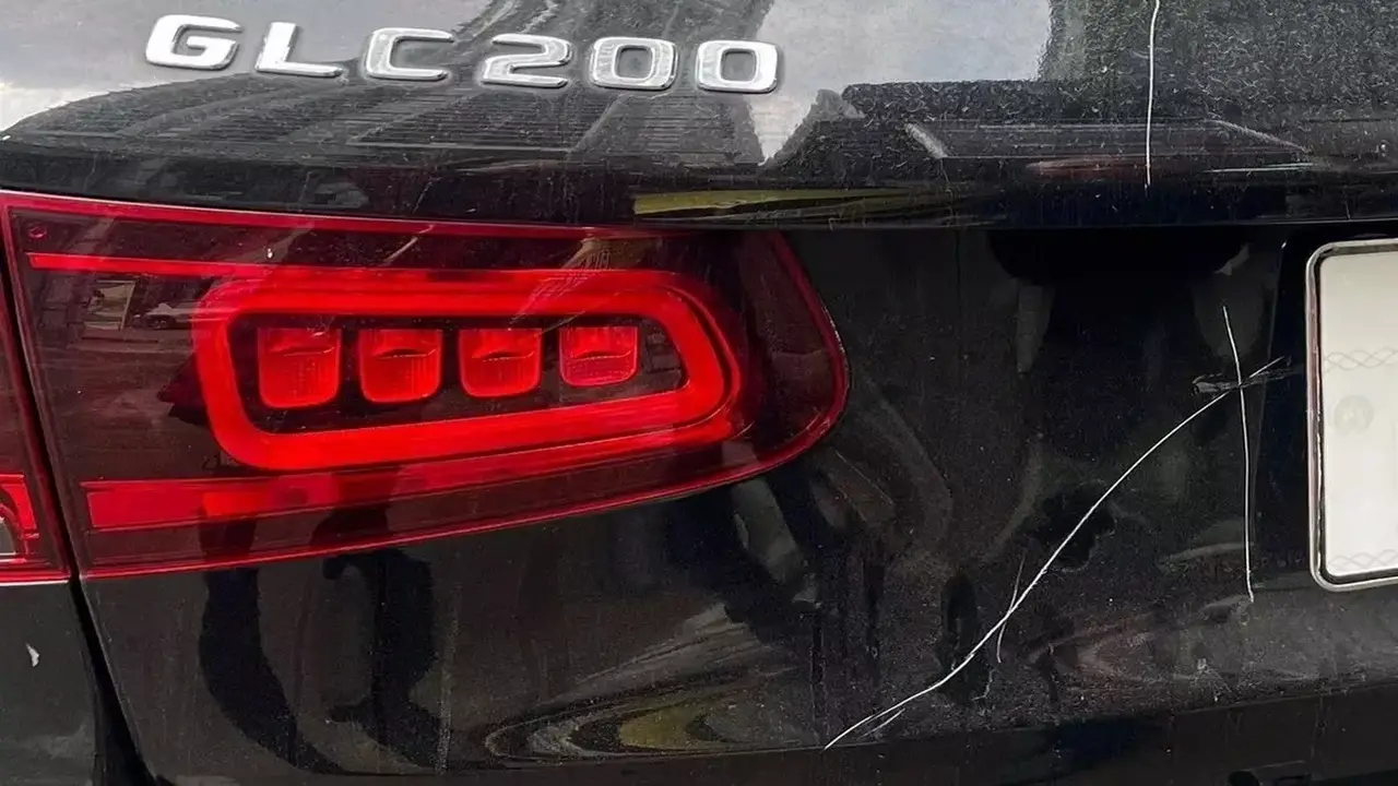 Chủ xe Mercedes bị cào xước: 7 triệu đồng bồi thường 'không đủ' tiền sơn
