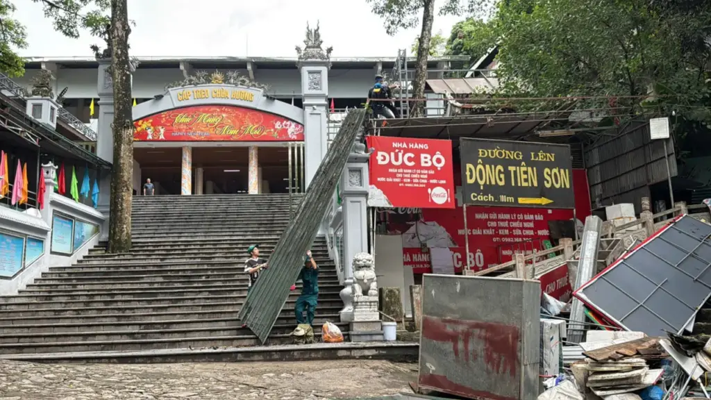 Chùa Hương giải tỏa loạt hàng quán tự phát