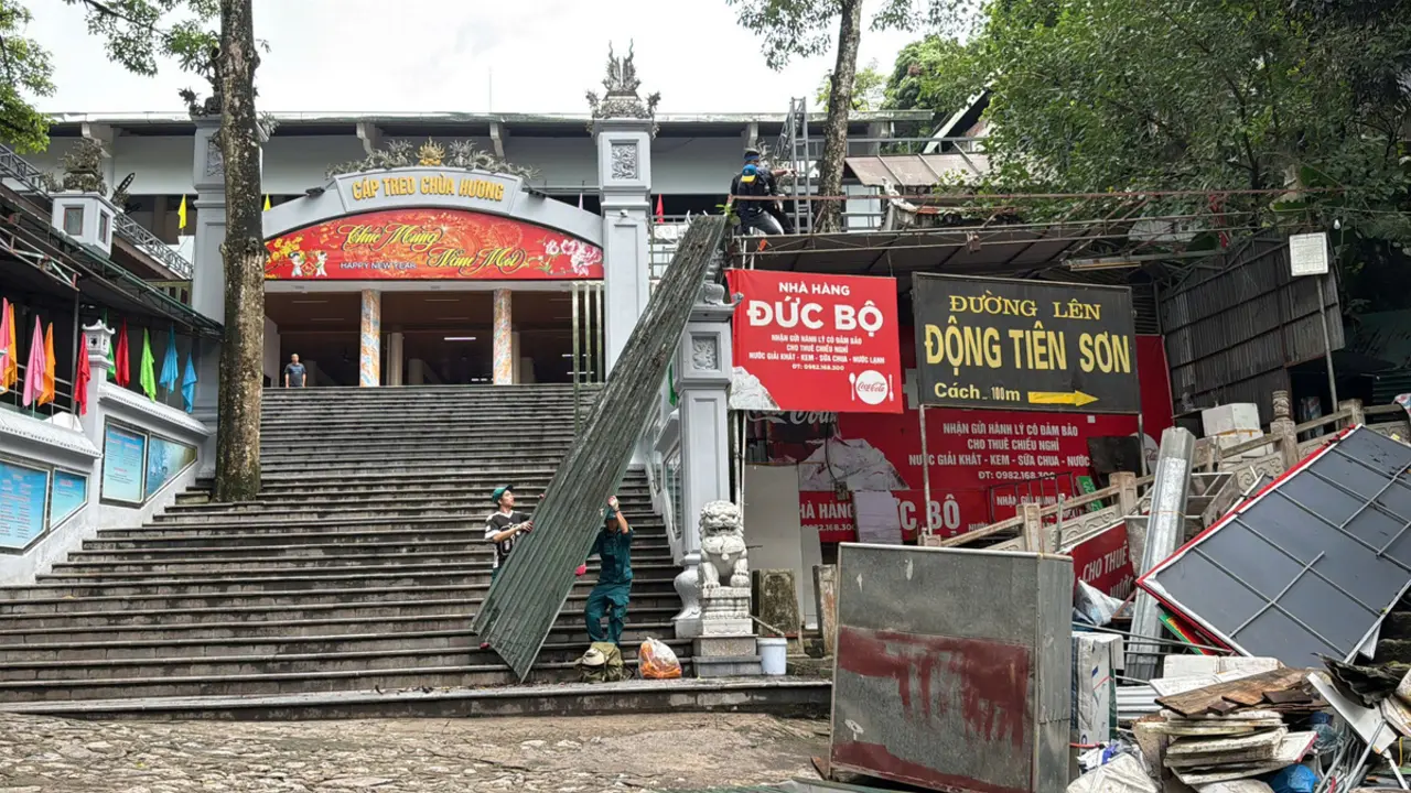 Chùa Hương giải tỏa loạt hàng quán tự phát