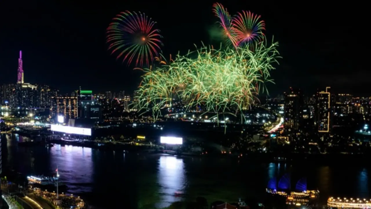 Chùm ảnh pháo hoa rực rỡ kỷ niệm 50 năm thành phố mang tên Bác