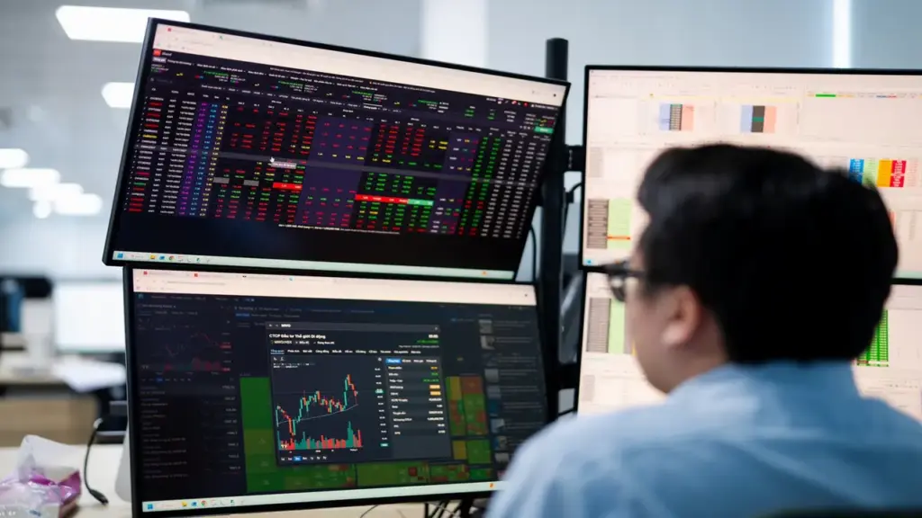 Chứng khoán 14-7: VN-Index mấp mé 1.800 điểm, nên bán hạ tỉ trọng hay mua bắt đáy?