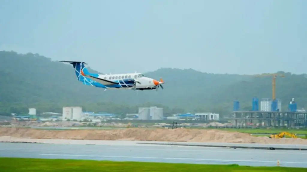 Chuyến bay đầu tiên cất cánh trên đường băng hoàn thành với tiến độ "chưa từng có"