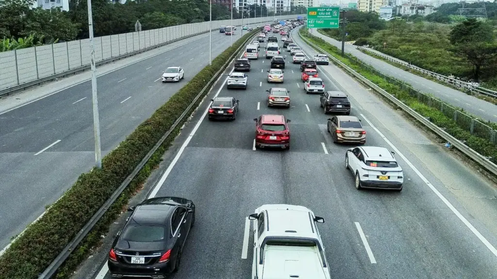 Chuyên gia: Lái xe an toàn hơn nếu làn trái chỉ để vượt