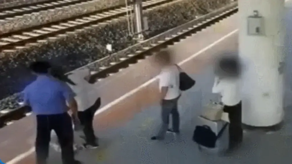 Clip “người đàn ông phản ứng nhanh cứu cô gái muốn tự sát” nổi bật tuần qua