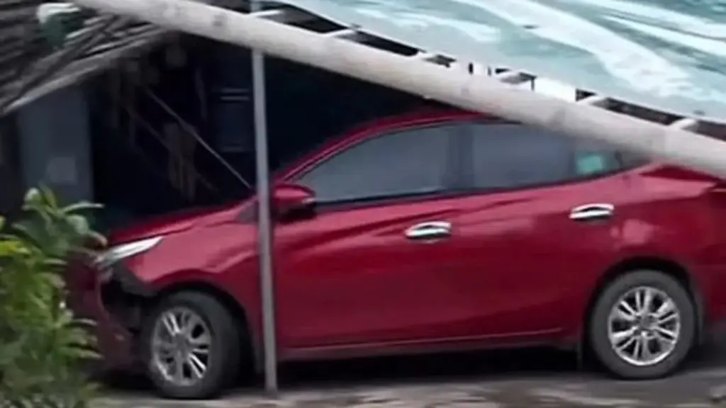 Clip ô tô điên liên tiếp tông xe máy trước quán karaoke: Công an vào cuộc điều tra