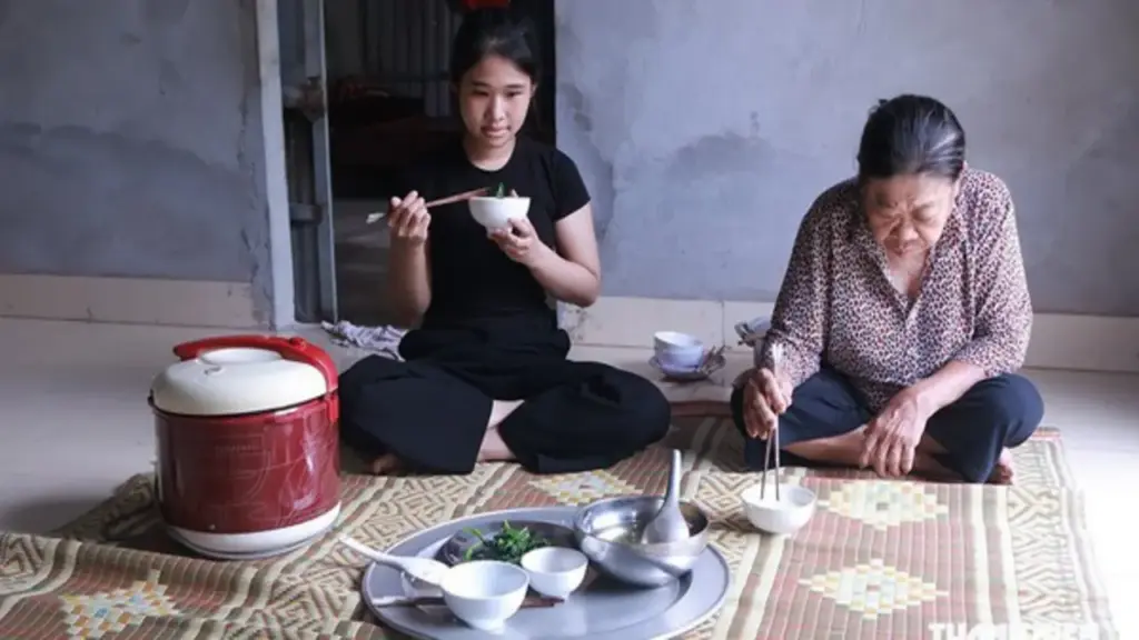 Cô bé mồ côi cha, lớn lên trong chùa mong có tiền vào đại học