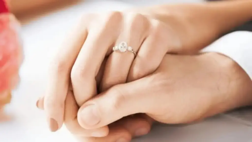 Cô dâu và chú rể lần lượt qua đời trước ngày cưới, gia đình tiết lộ chi tiết "đáng ngờ"