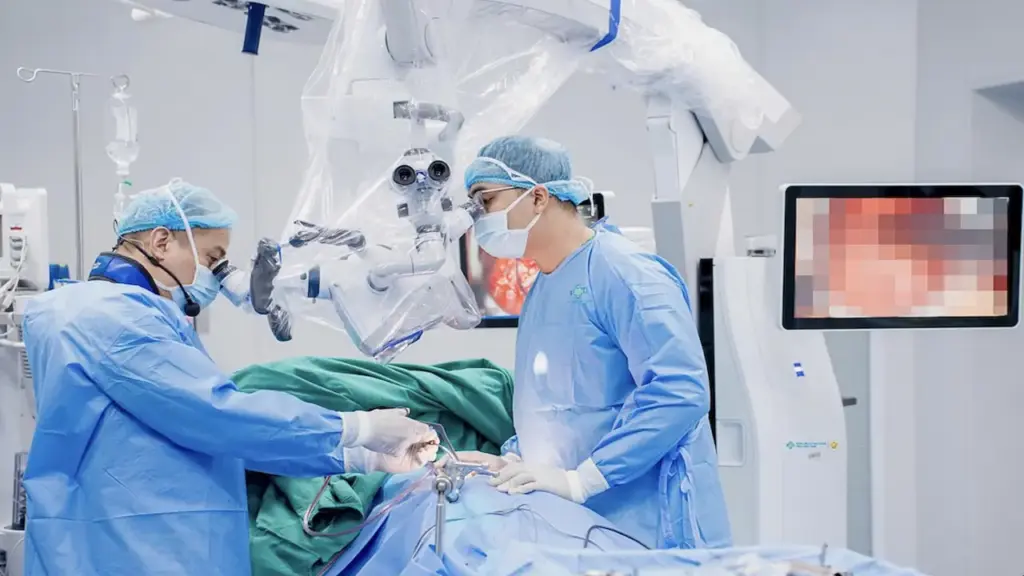 Cô gái 22 tuổi mổ thoát vị đĩa đệm nhờ kính vi phẫu AI
