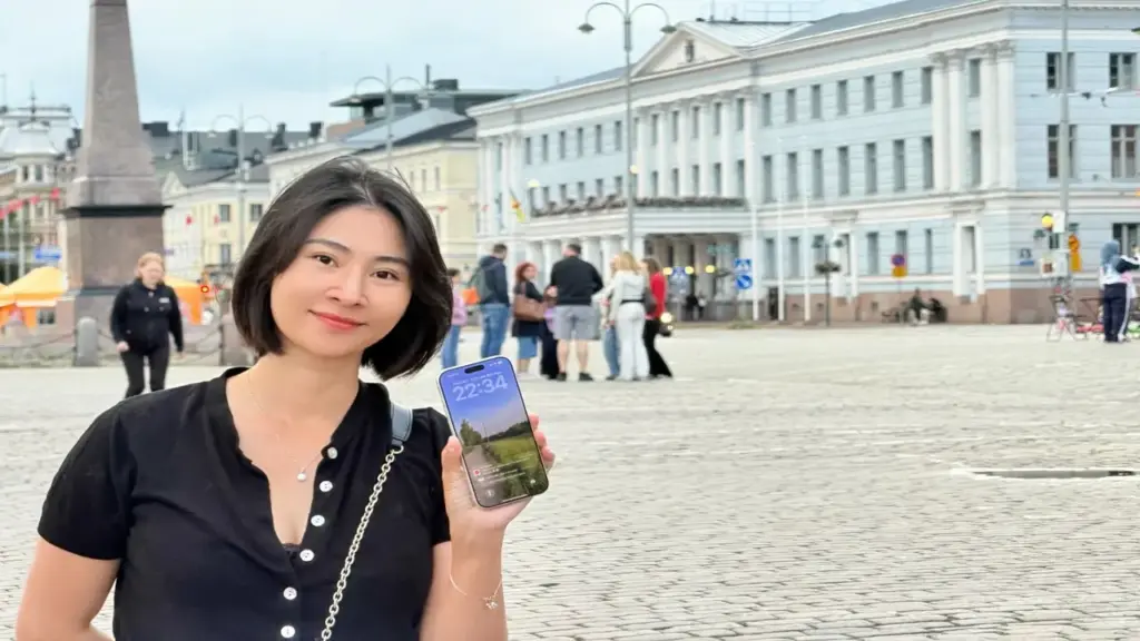 Cô gái Việt ở nơi mùa hè không có đêm, 23h vẫn đi câu cá, vào rừng hái quả