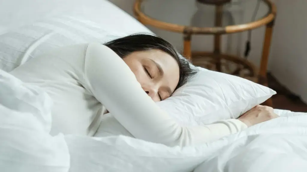 Có nên nhịn tiểu ban đêm để ngủ cố đến sáng?