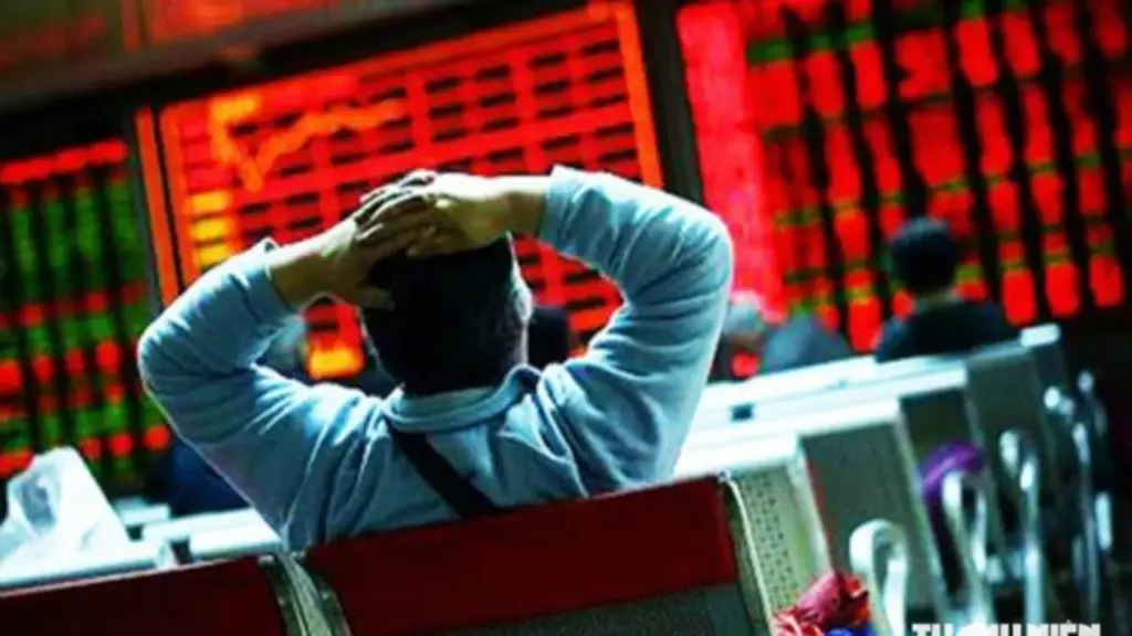 Cổ phiếu PNJ, MWG... giảm sàn, VN-Index rớt dưới 1.700 điểm