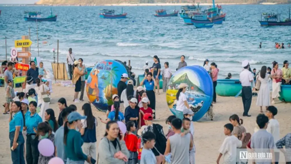 Con đường thúng chai rực rỡ sắc màu hút khách ở biển Long Thủy