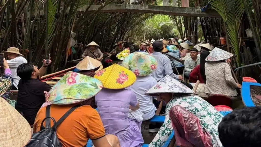 Cơn sốt check-in xuồng ba lá: Cảnh tượng ùn tắc, khách chờ 2 tiếng