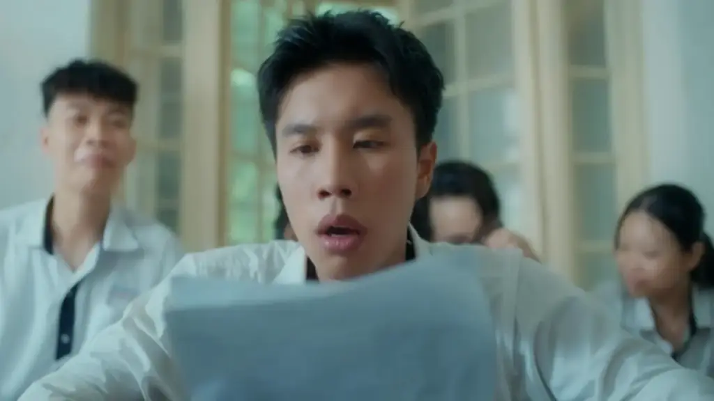 Con trai nghệ sĩ Vân Dung đóng chính phim giờ vàng sau 'Đi giữa trời rực rỡ'