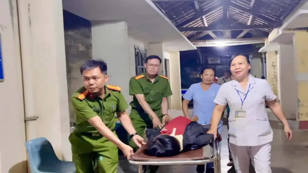 Công an, cán bộ xã băng rừng đưa sản phụ chuyển dạ đến bệnh viện