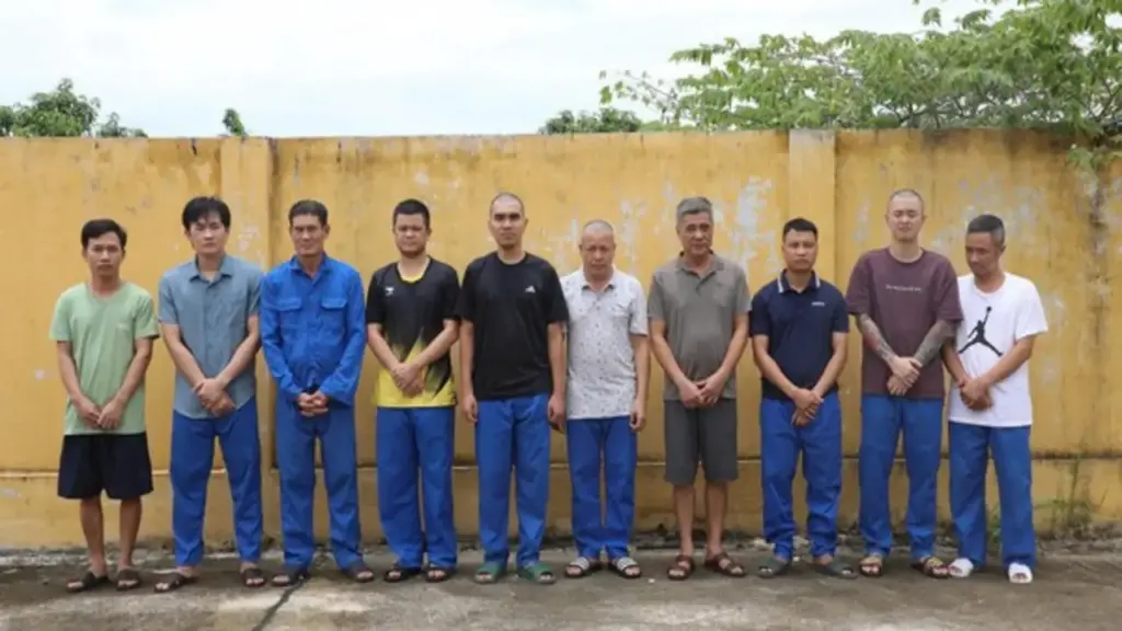 Công an Hưng Yên bắt khẩn cấp nhóm người cá độ bóng đá gần 11 tỉ đồng/tuần