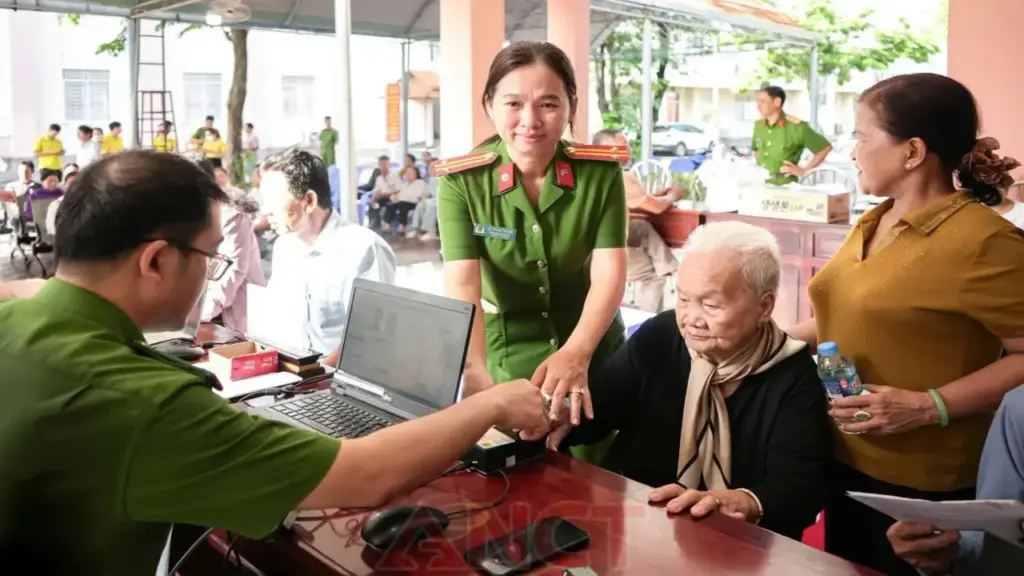 Công an TP Cần Thơ tổ chức 3 điểm thu nhận mẫu ADN cho thân nhân liệt sĩ