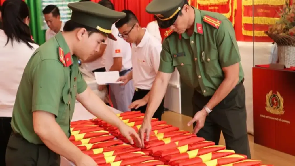 Công an TP.HCM tiếp nhận hơn 150 di ảnh liệt sĩ phục dựng để trao tặng thân nhân