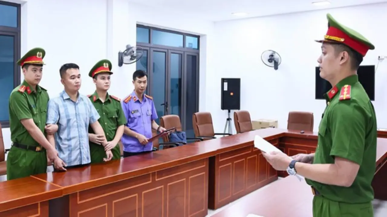 Công an Tuyên Quang giữ khẩn cấp một giáo viên liên quan vụ 'điểm 10 môn toán'