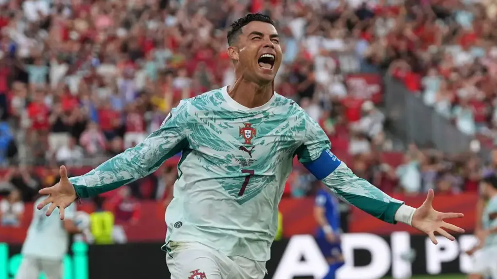 Cristiano Ronaldo đi làm phim sau World Cup