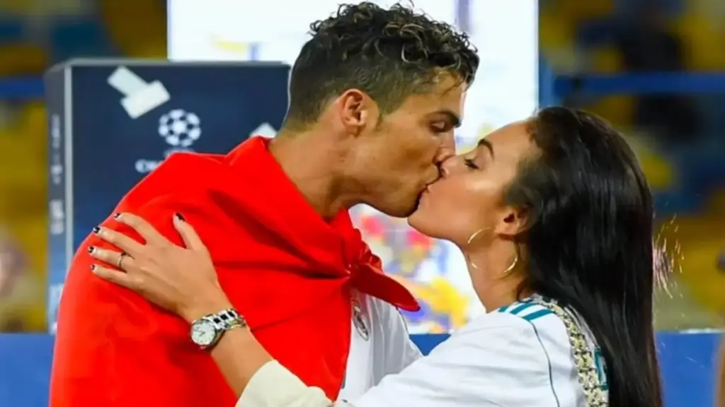 C.Ronaldo và vợ tương lai hoãn cưới sau thất bại tại World Cup 2026