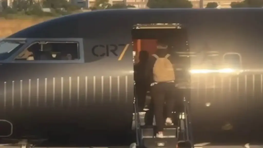 C.Ronaldo xách valy về nước trên chuyên cơ 81 triệu USD
