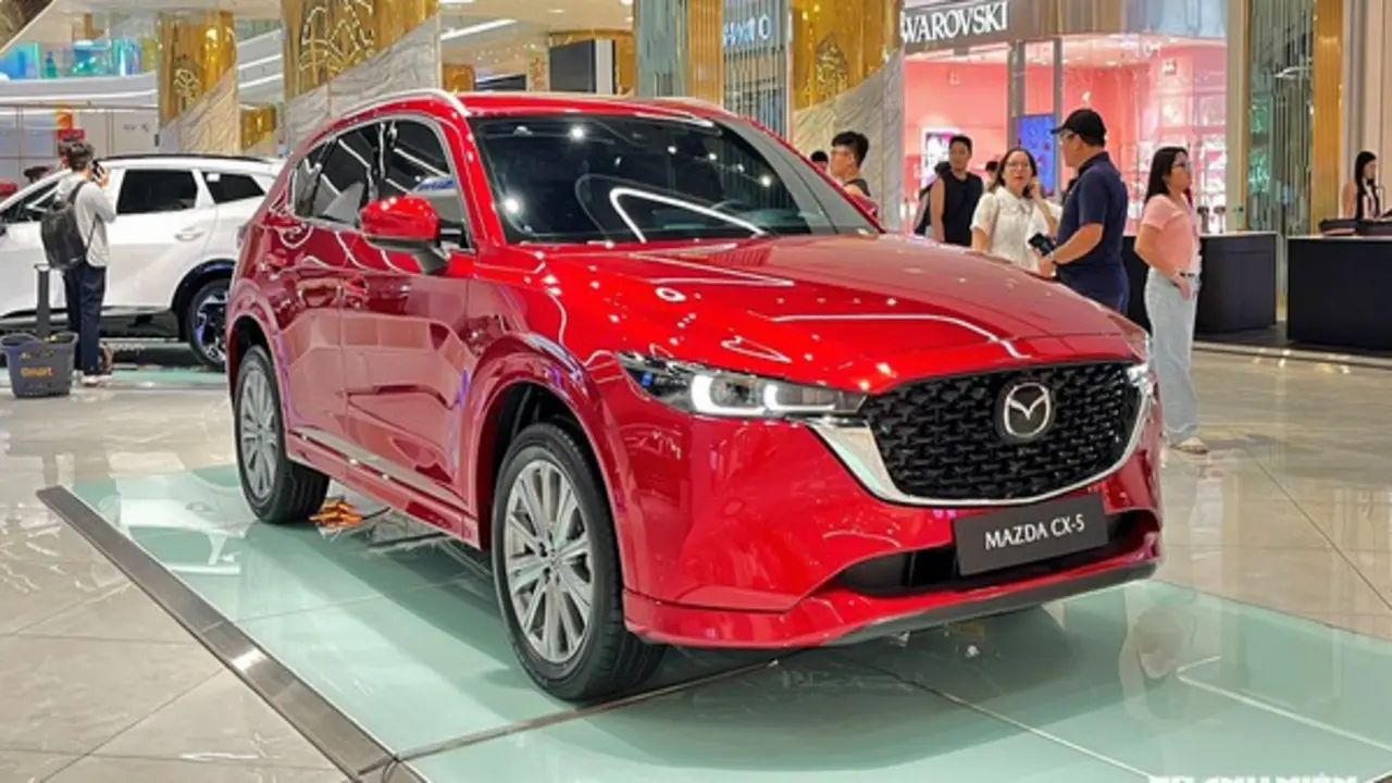 Crossover cỡ trung: Nhóm xe xăng đồng loạt giảm, VinFast VF 7 áp sát Mazda CX-5