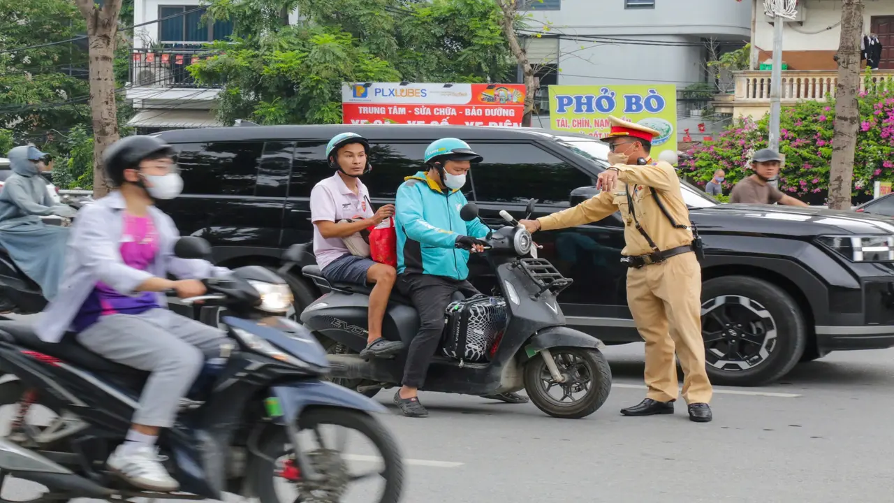 CSGT Hà Nội phạt hơn 21 tỷ đồng tiền vi phạm giao thông trong một tuần