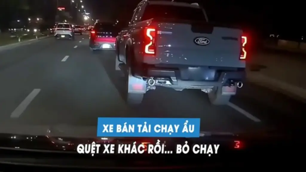 CSGT phạt tài xế xe bán tải chạy ẩu, va quẹt với xe khác… rồi bỏ chạy