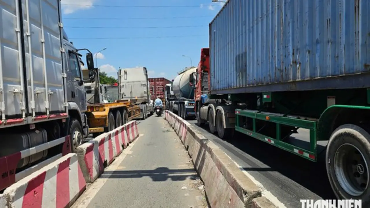 CSGT TP.HCM cảnh báo: Đừng chen lên đầu xe container khi xe bật xi nhan rẽ