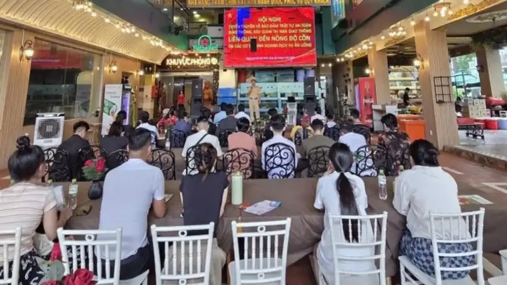CSGT TP.HCM gặp chủ quán nhậu, cùng nhắc khách cách về nhà sau khi uống rượu bia