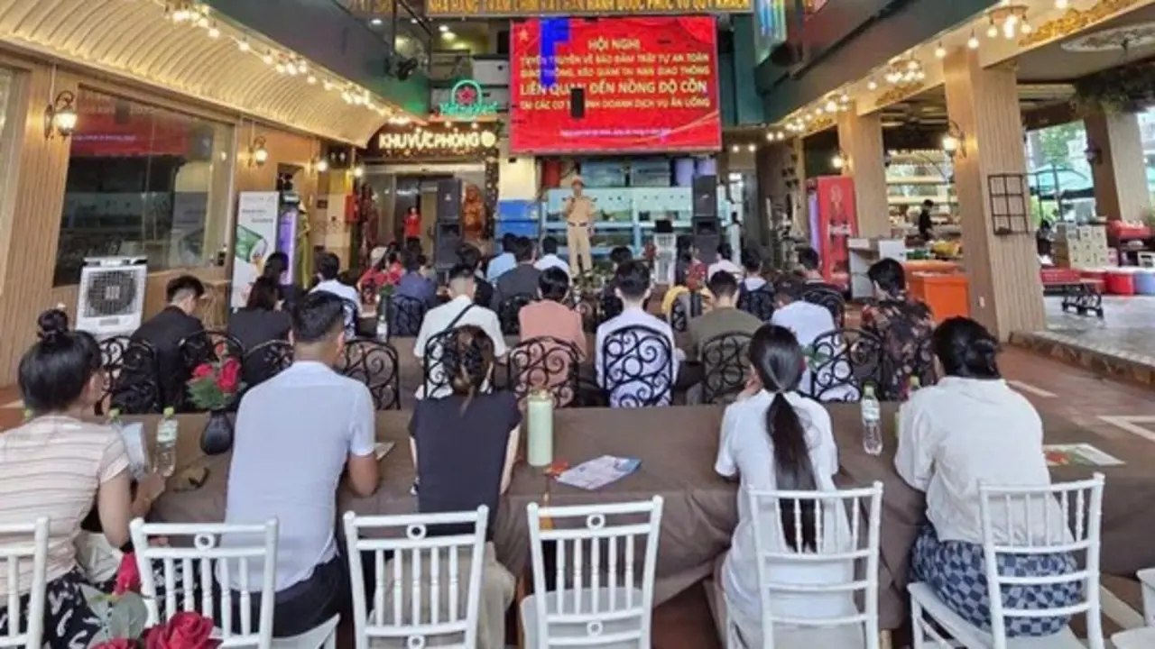 CSGT TP.HCM gặp chủ quán nhậu, cùng nhắc khách cách về nhà sau khi uống rượu bia