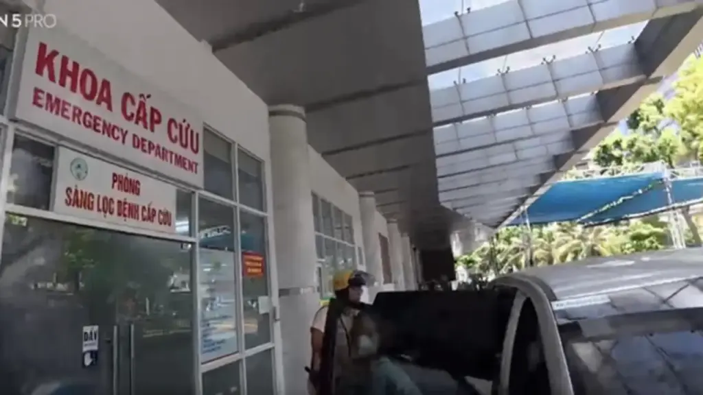 CSGT TP.HCM mở đường đưa bé trai 5 tuổi bị tai nạn đến bệnh viện cấp cứu