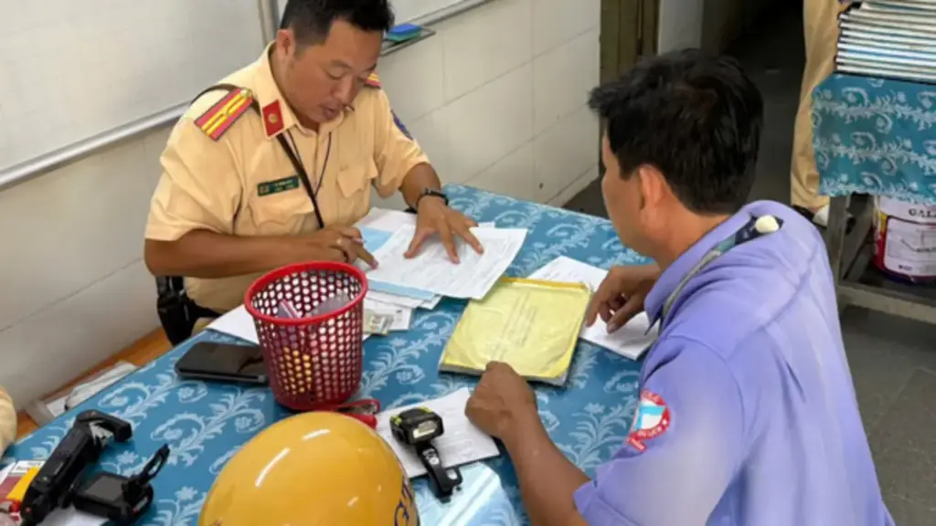 CSGT TP.HCM phạt tài xế xe buýt chạy quá giờ quy định qua dữ liệu giám sát