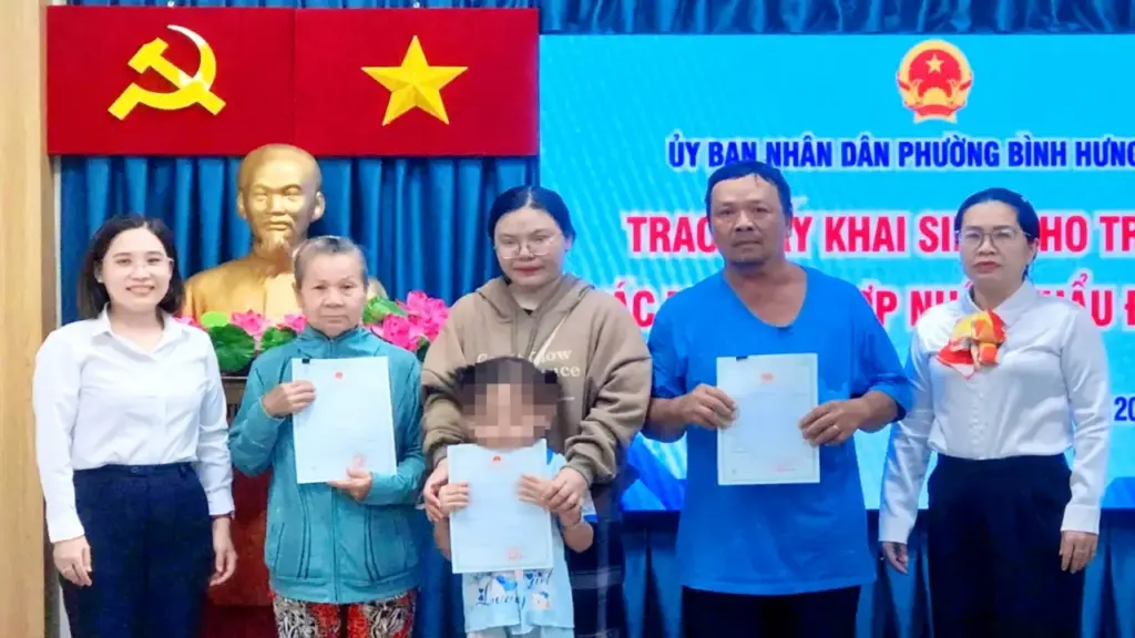 Cụ bà lượm ve chai ấm lòng nhận giấy khai sinh ở tuổi 73