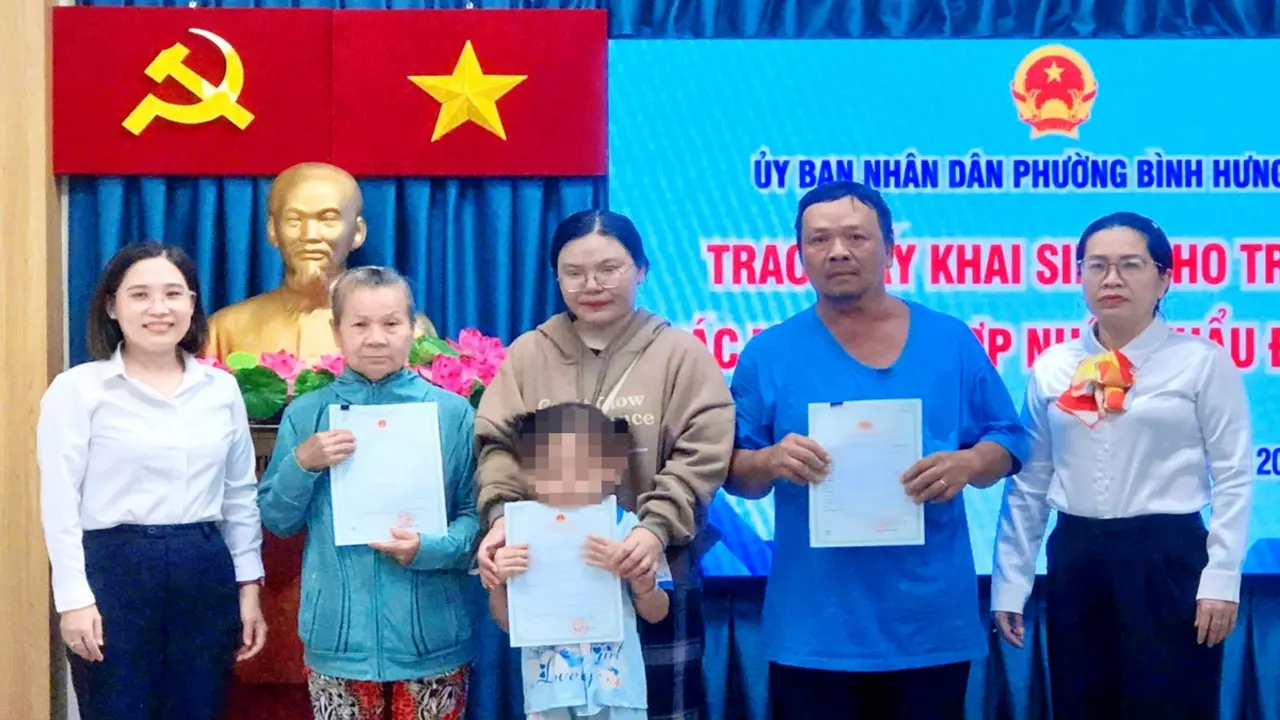 Cụ bà lượm ve chai ấm lòng nhận giấy khai sinh ở tuổi 73