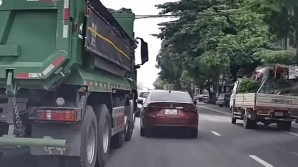 Cú chuyển làn ẩu của xe tải khiến hai ôtô bị đâm xoay ngang