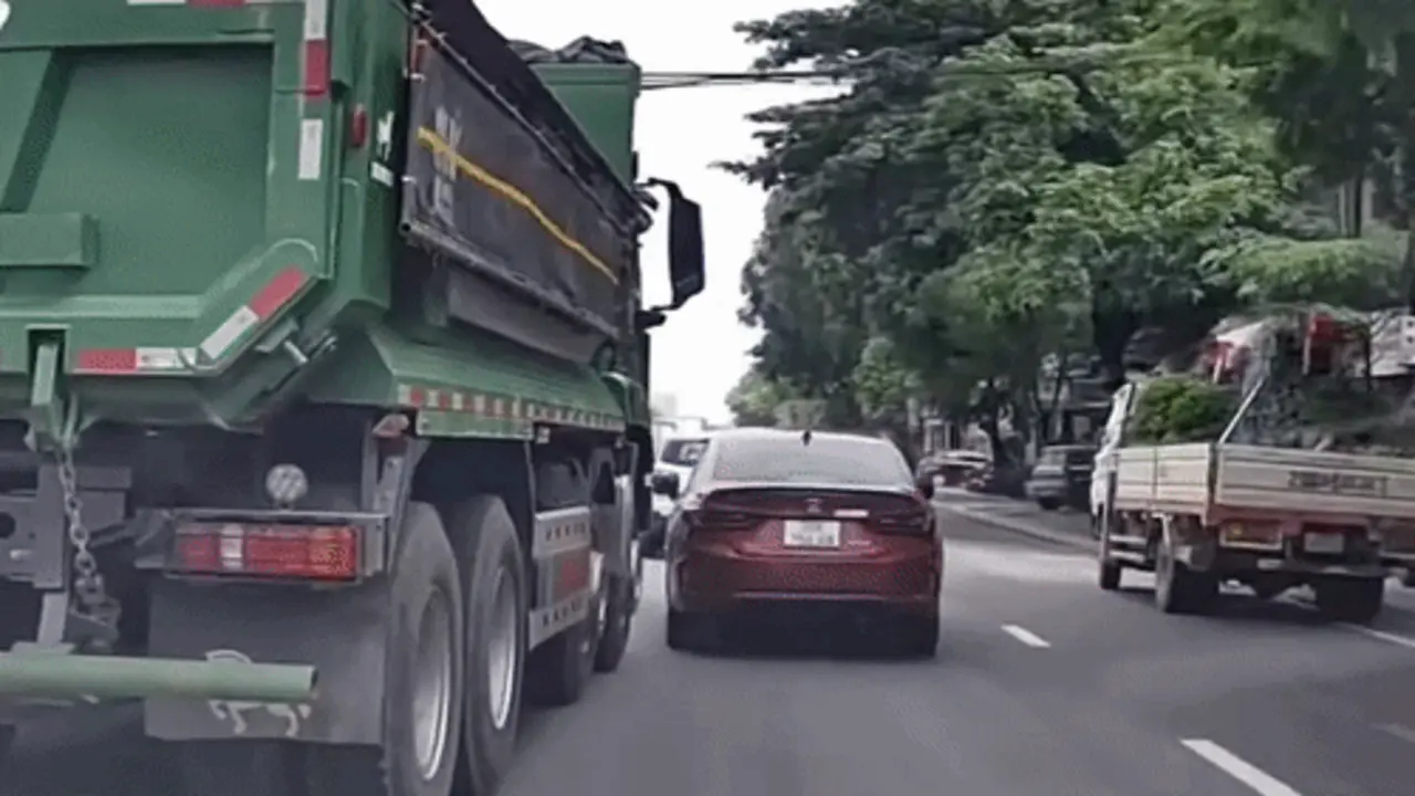 Cú chuyển làn ẩu của xe tải khiến hai ôtô bị đâm xoay ngang