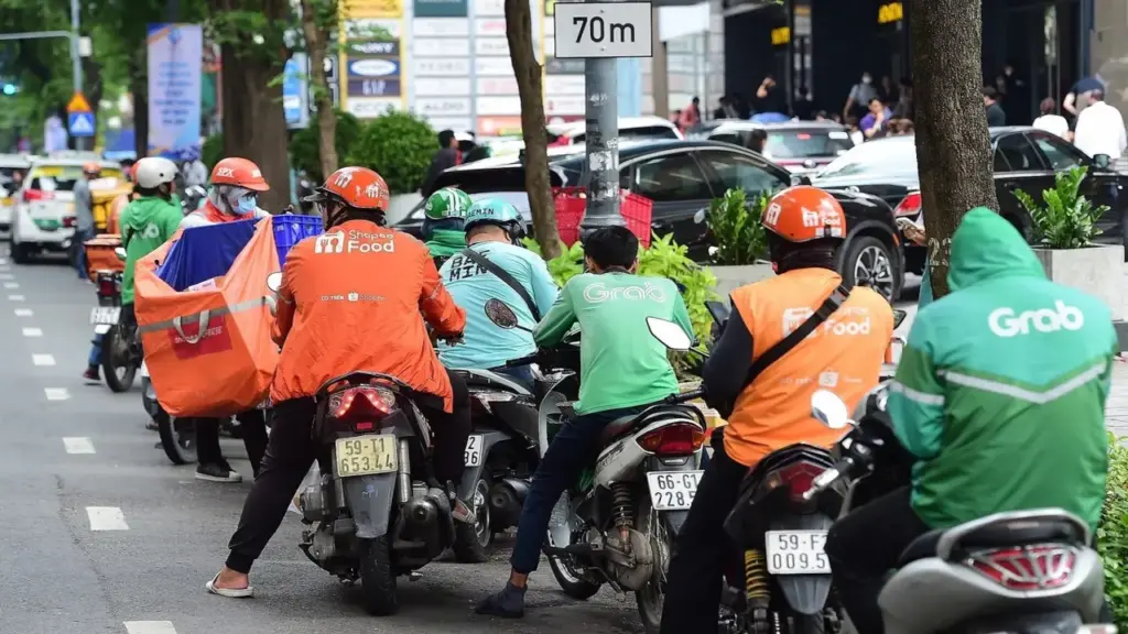 Cử nhân 'hết date' nếu 10 năm chạy xe ôm công nghệ, shipper