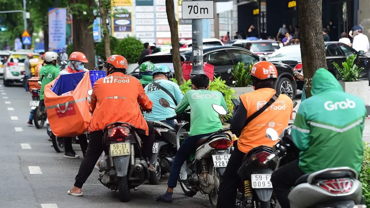 Cử nhân 'hết date' nếu 10 năm chạy xe ôm công nghệ, shipper