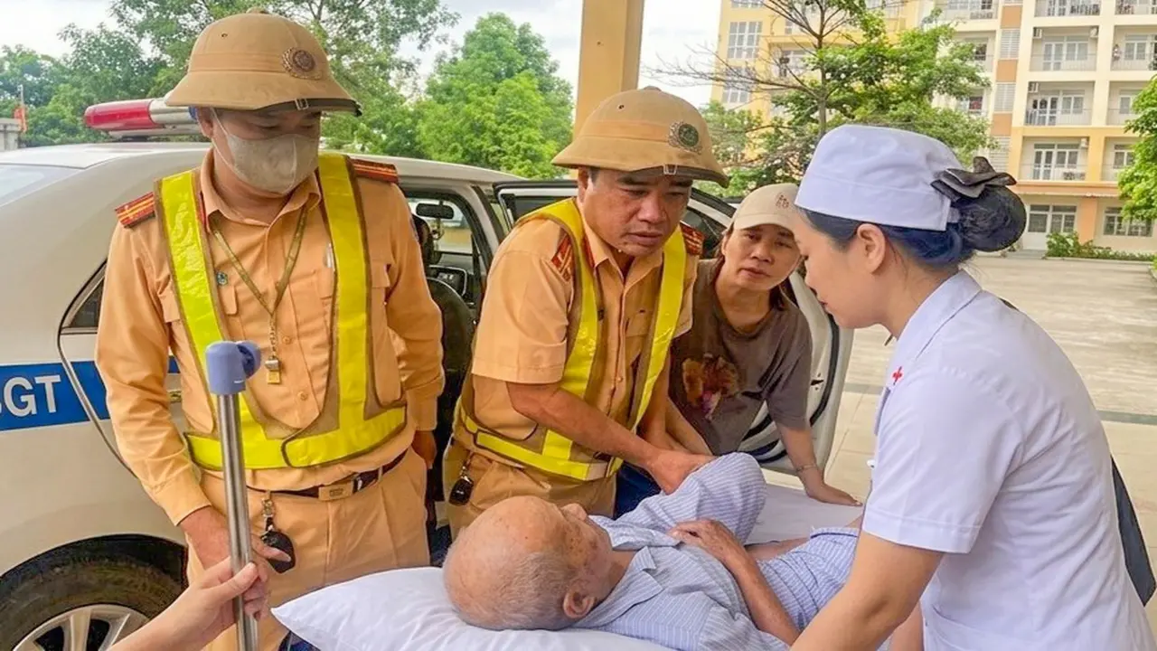 Cụ ông 90 tuổi nguy kịch, tổ cảnh sát giao thông bật còi mở đường đưa đến viện cấp cứu